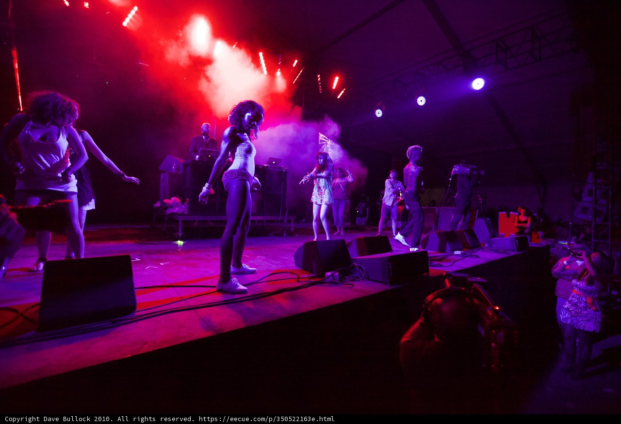 The Rocking Crowd under the Urban Lights