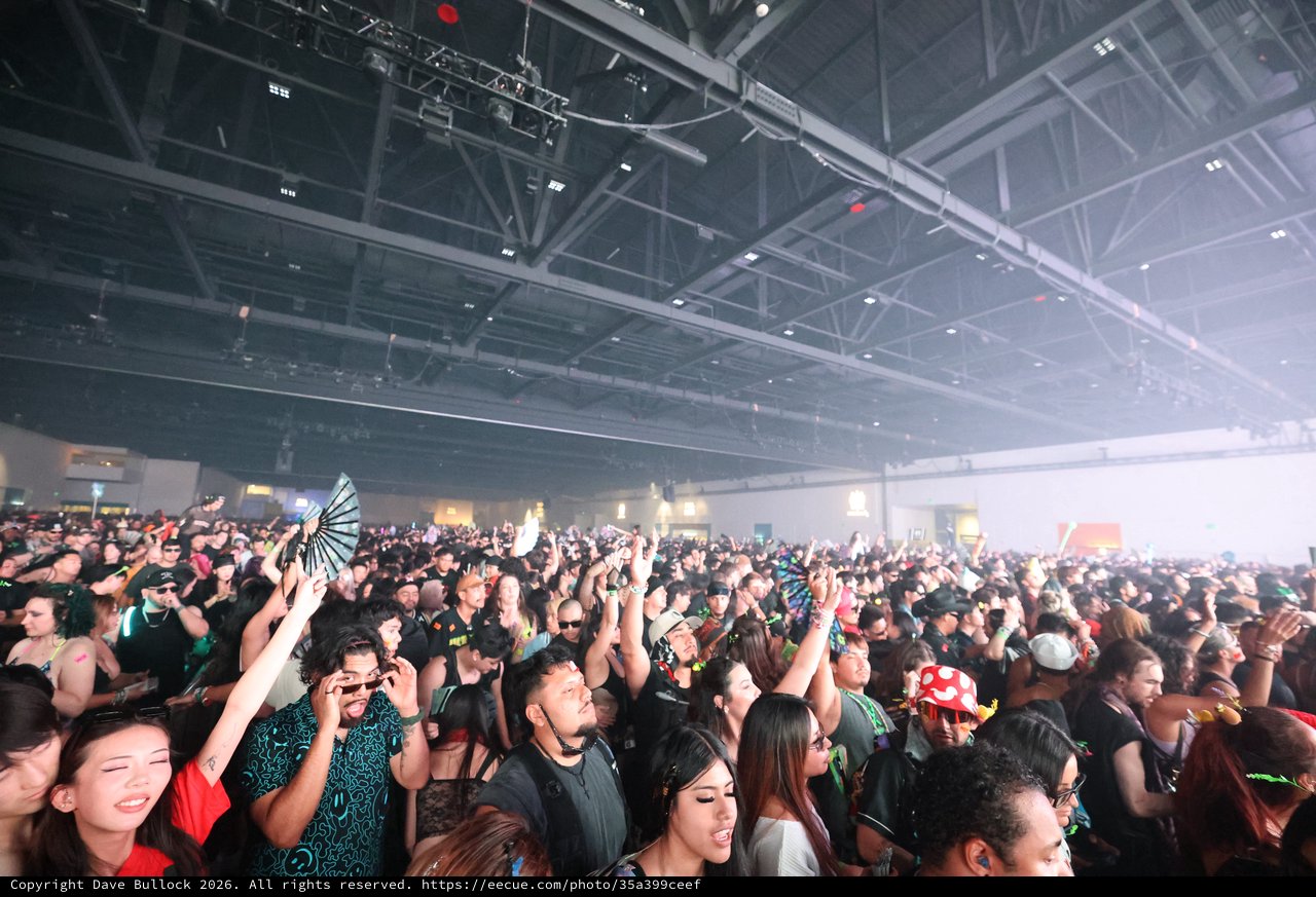 Massive Indoor Crowd Surges at Wobbleland 2026