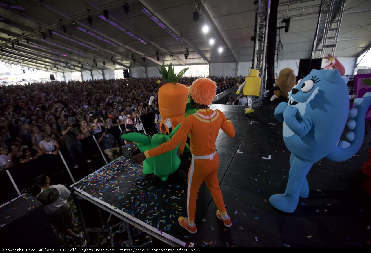 Kei Toume and the Colorful Costume Crowd