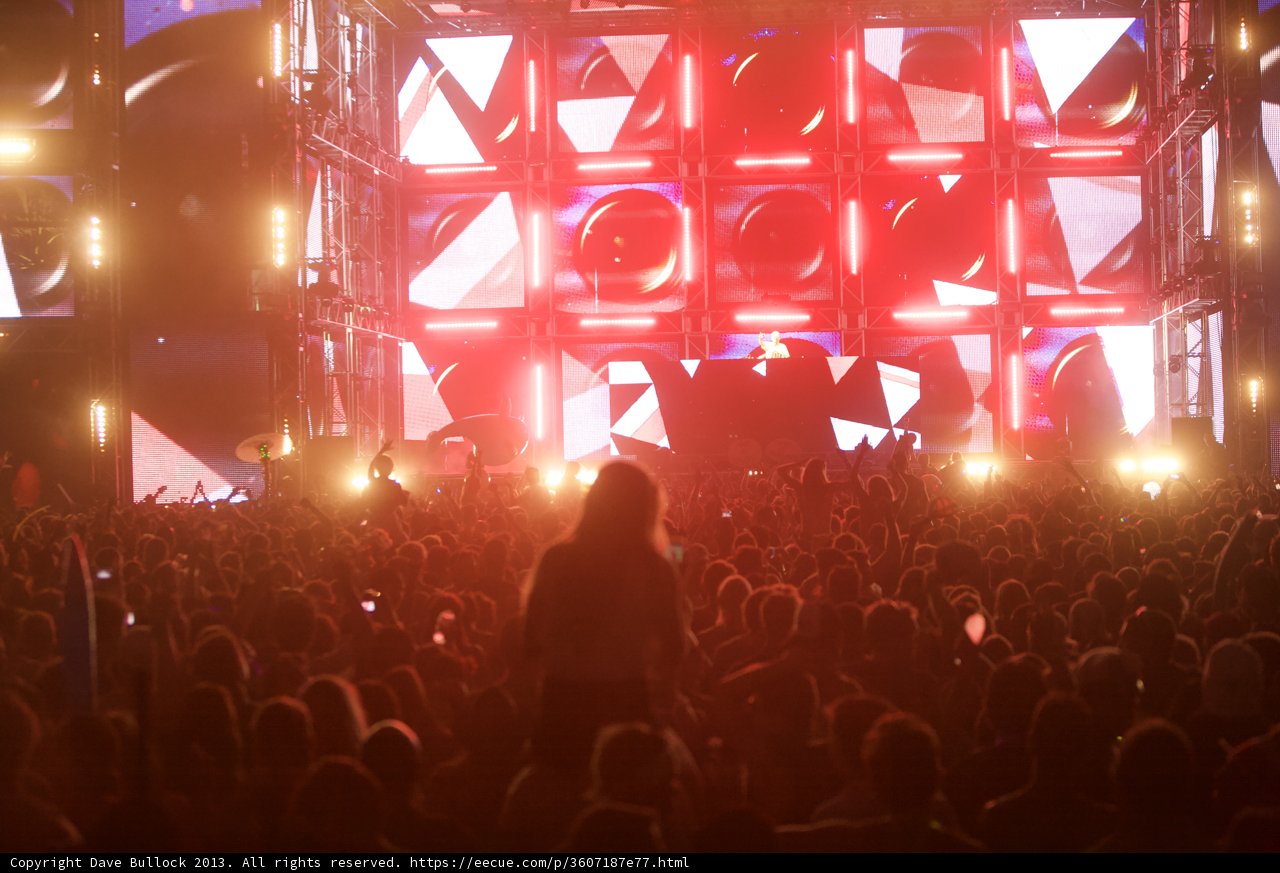 Rocking under the red lights