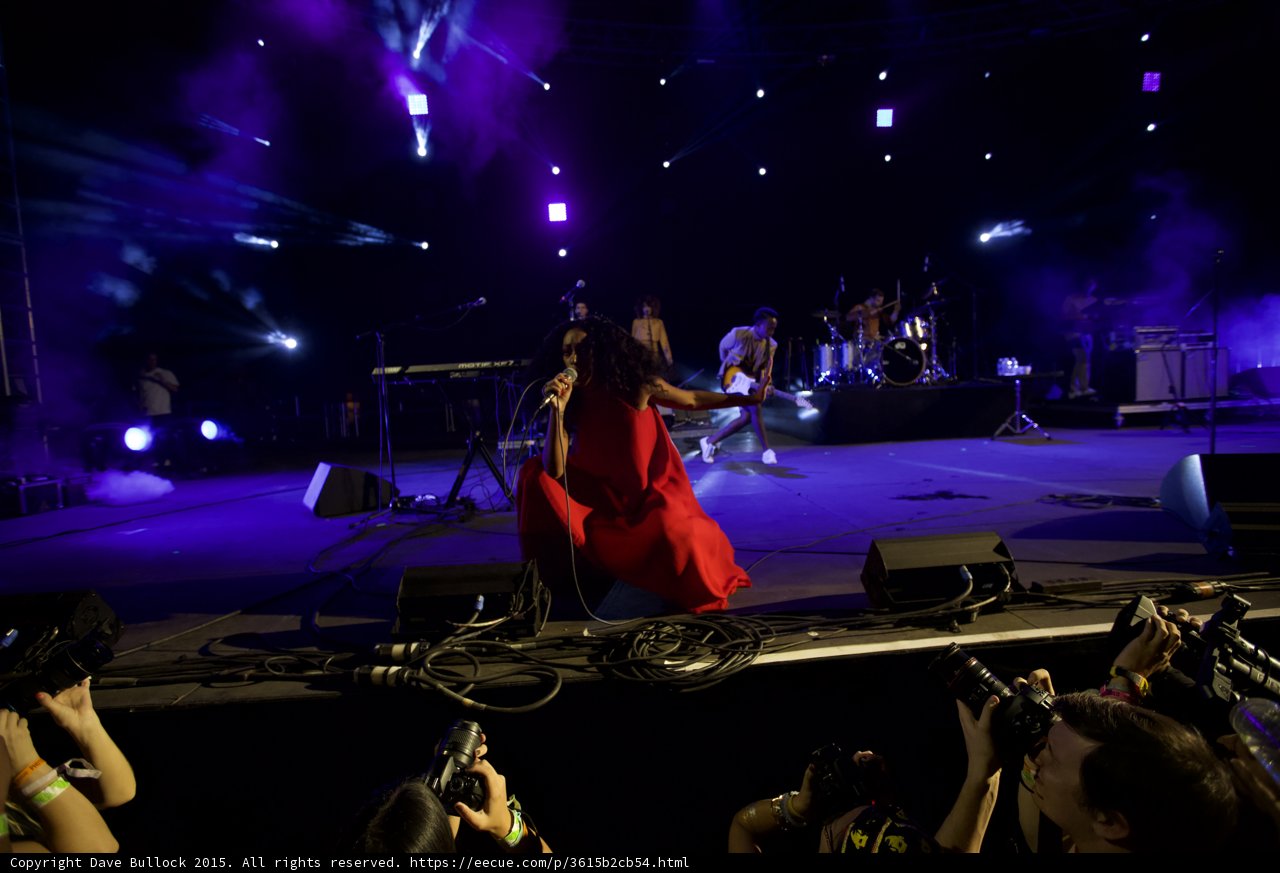 Solange Kneeling Red Dress Photo Pit Purple Blue