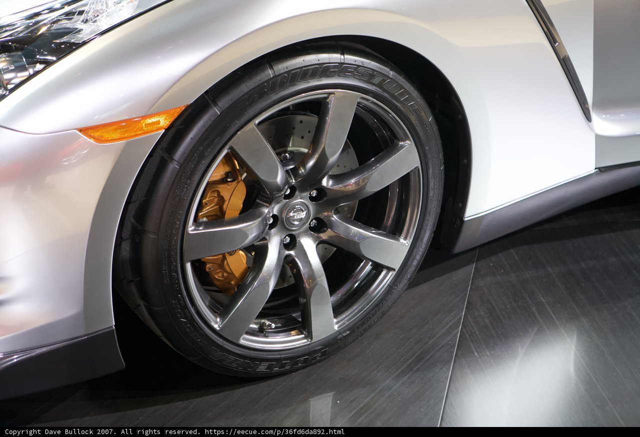 Sleek Alloy Wheel at LA Auto Show