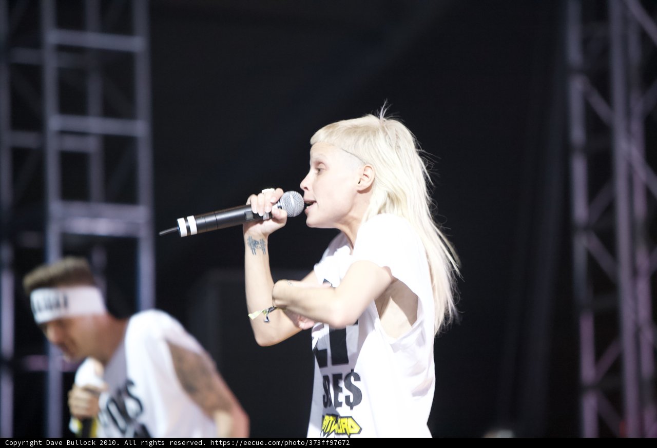 Coachella 2010: Blonde Bombshell Belts Out Ballads