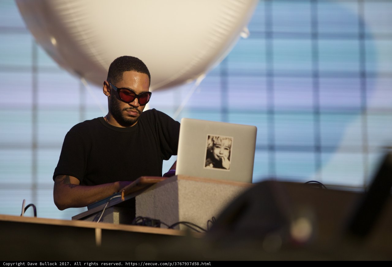 Kaytranada working on double laptops