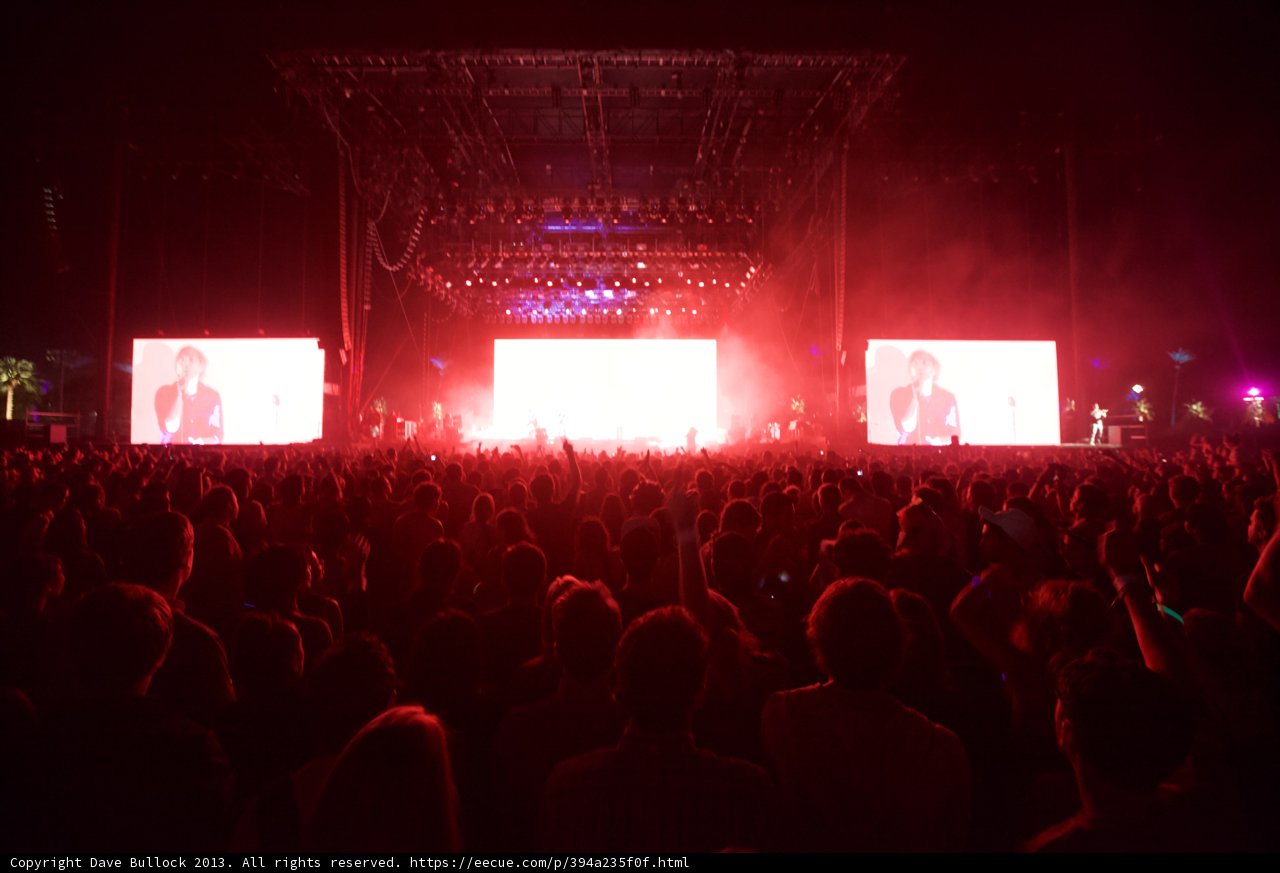Concertgoers mesmerized by giant screens