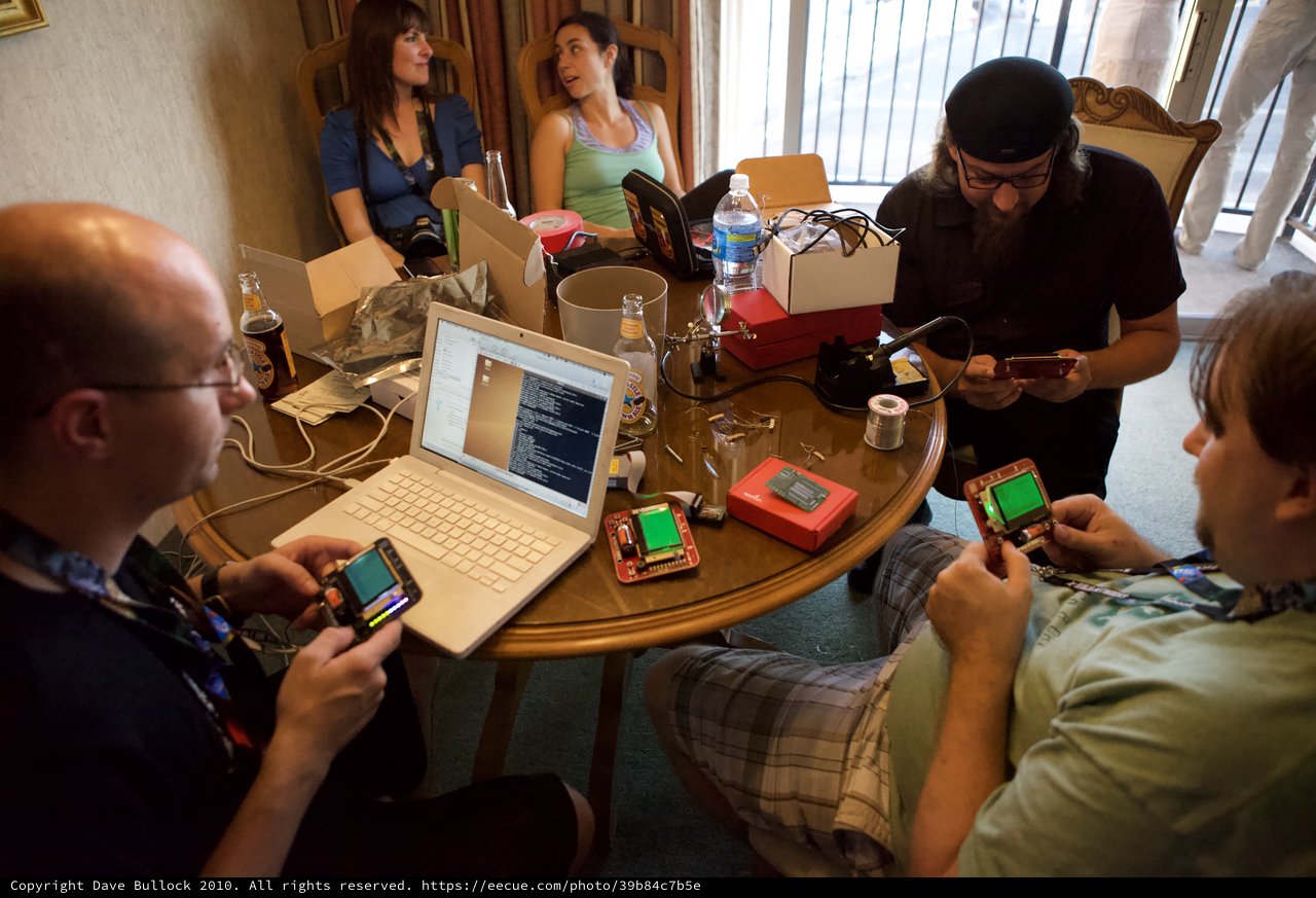 Hackers Gather Around Table at DEF CON 18