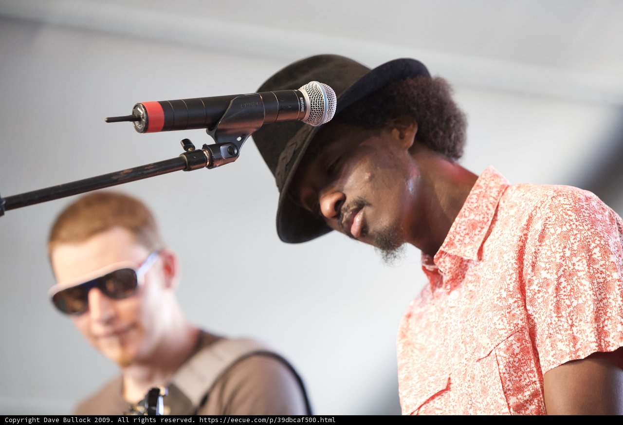 K'naan Warsame and Guitarist Perform at Coachella 2009