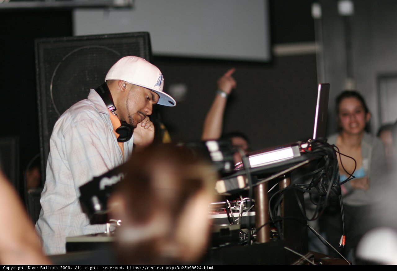 The Entertainer in White Hat