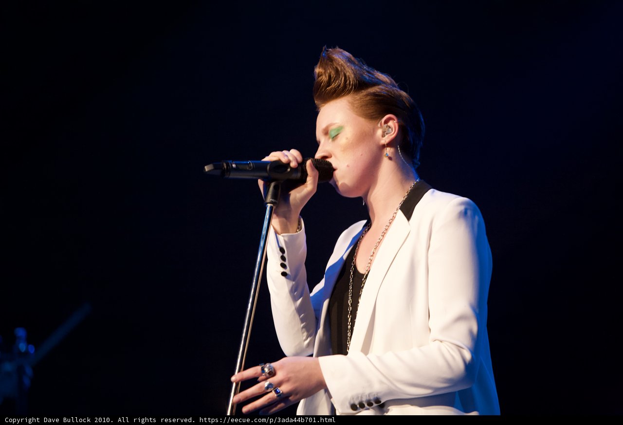 White Hot Singer Takes Mic at Cochella