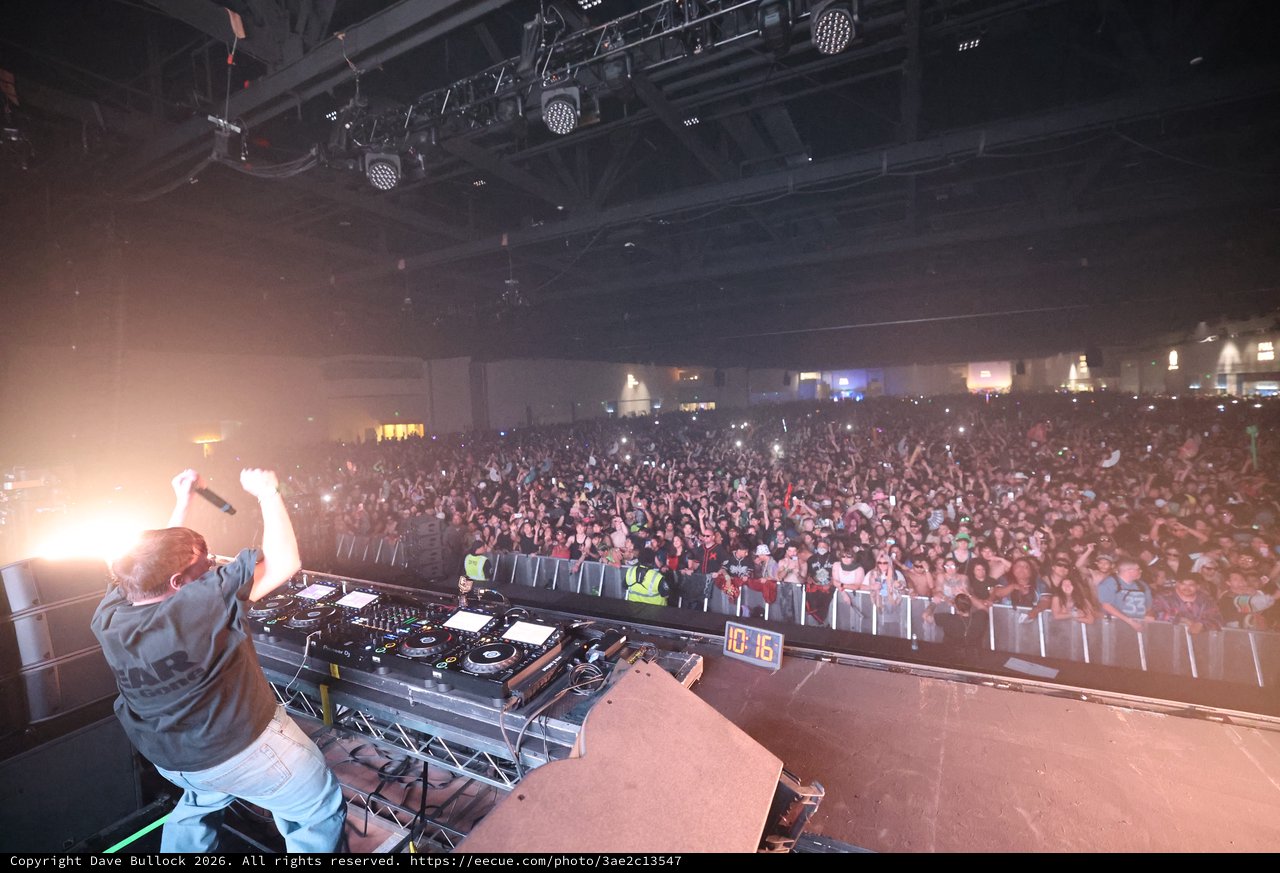 DJ Ignites Massive Crowd at Wobbleland Festival 2026