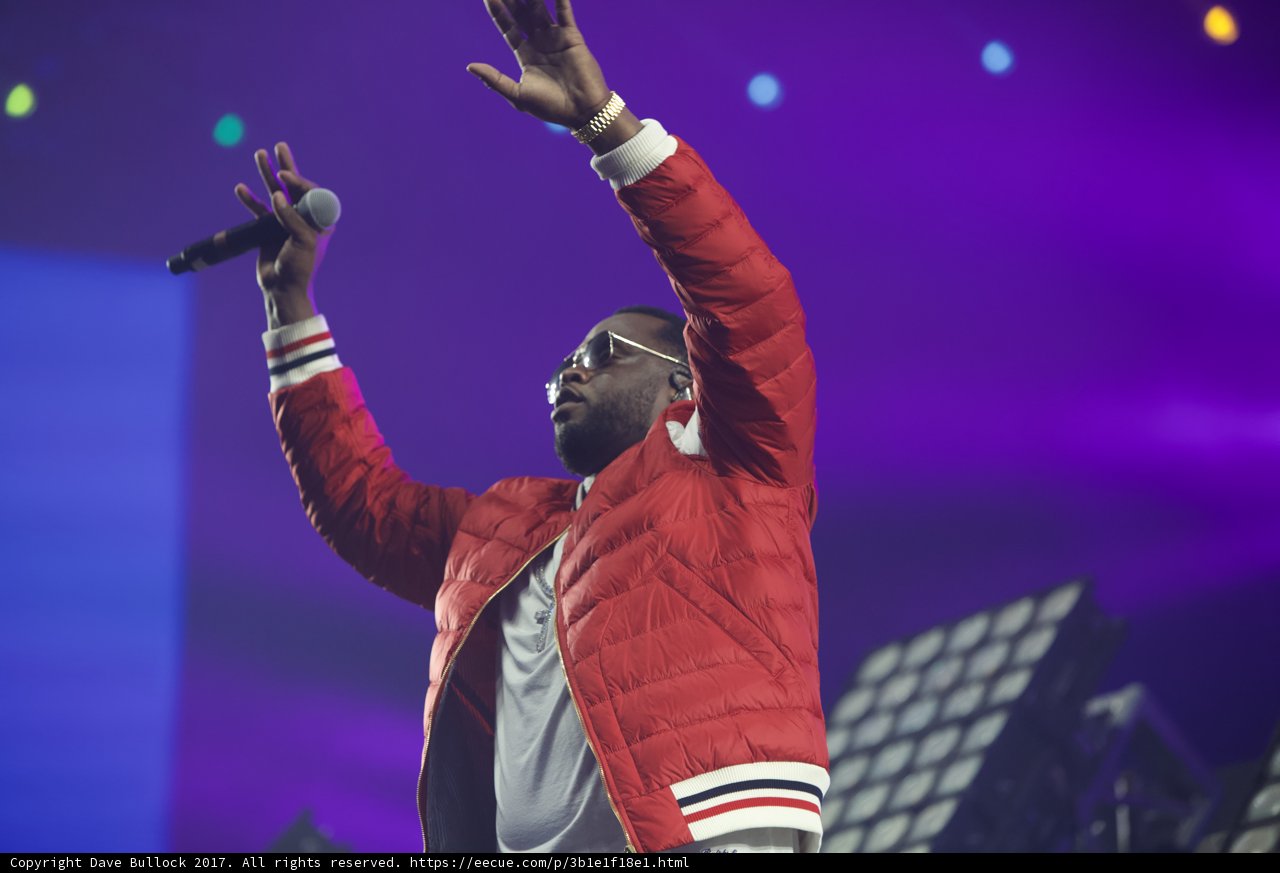 Solo performance in red