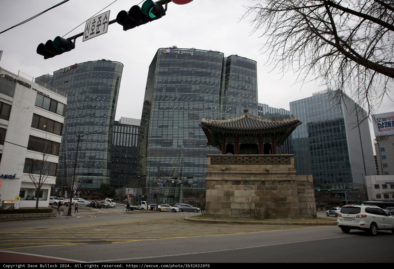 Intersection Rhythms: Seoul's Urban Ballet