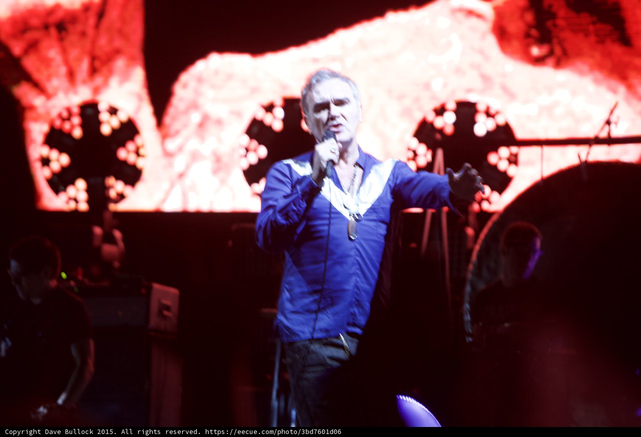 Morrissey Singing Arm Gesturing Blue Shirt Three Circular Lights Red White Video Screen