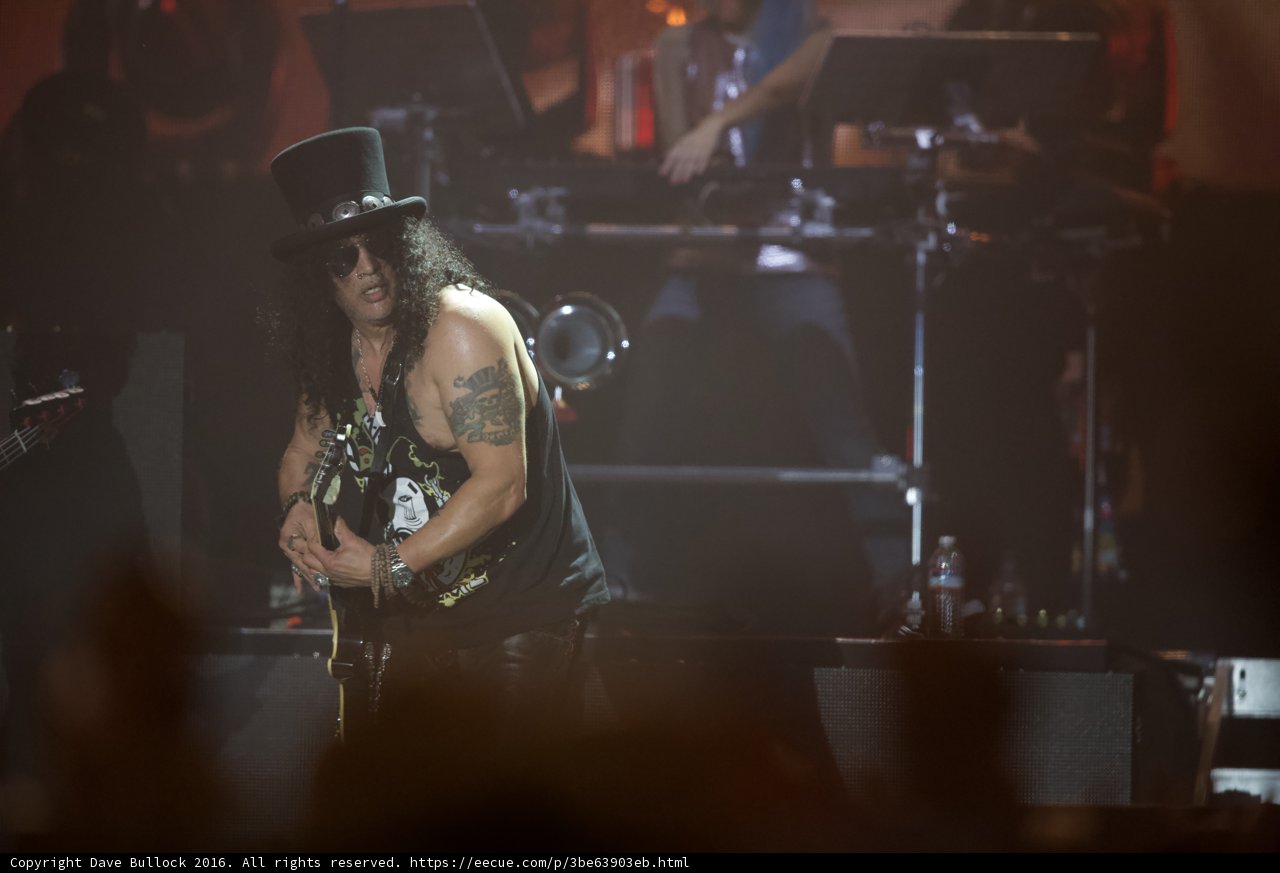 Slash rocks the Rock and Roll Hall of Fame