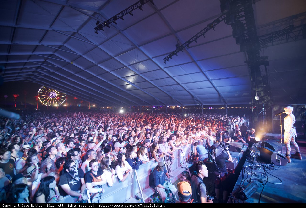Coachella 2011 Crowd Rocks Out Under the Spotlight