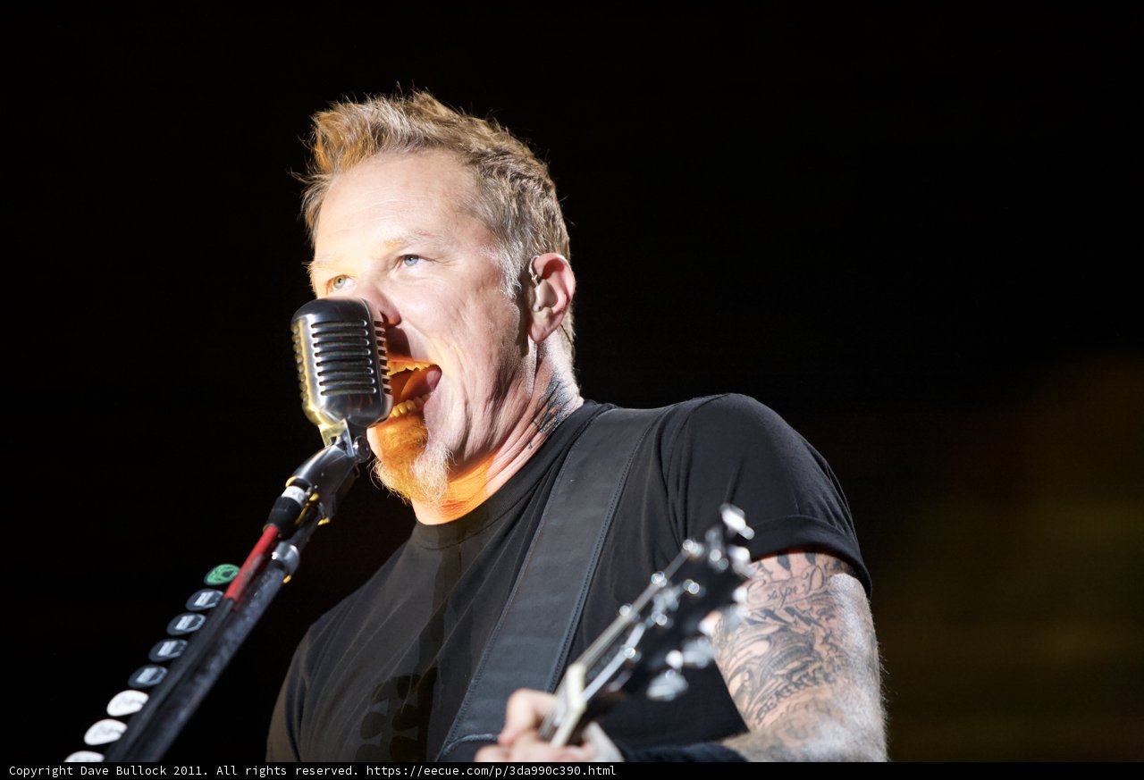 James Hetfield rocks the crowd with metallichead