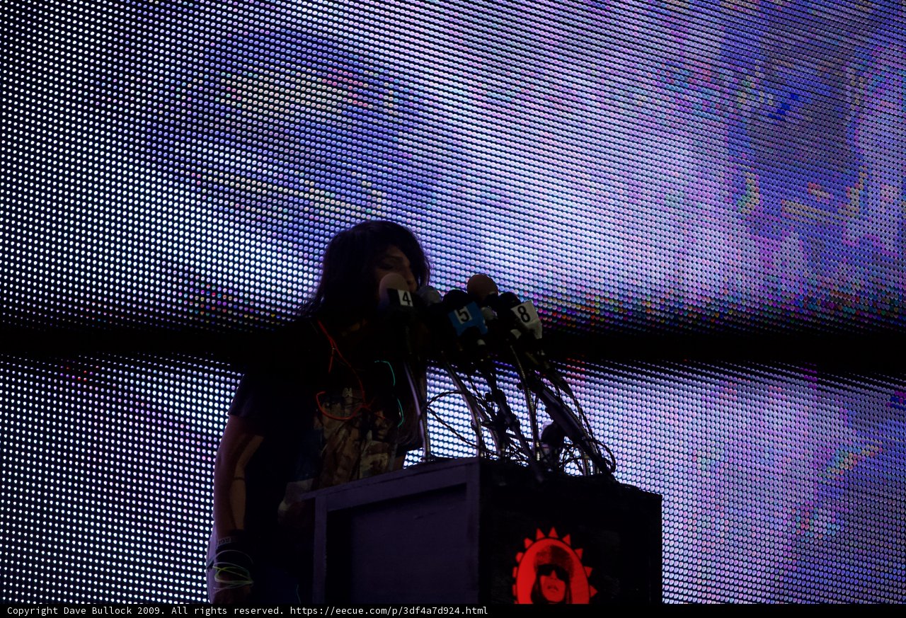 Mick Mars electrifies the crowd at Coachella 2009