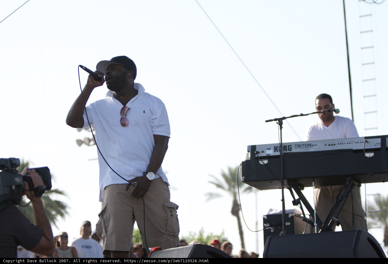 Black Thought performing under a palm tree