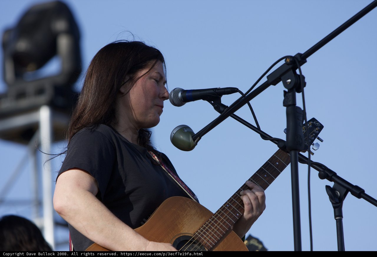 Kim Deal Entertains the Crowd with Her Acoustic Performance