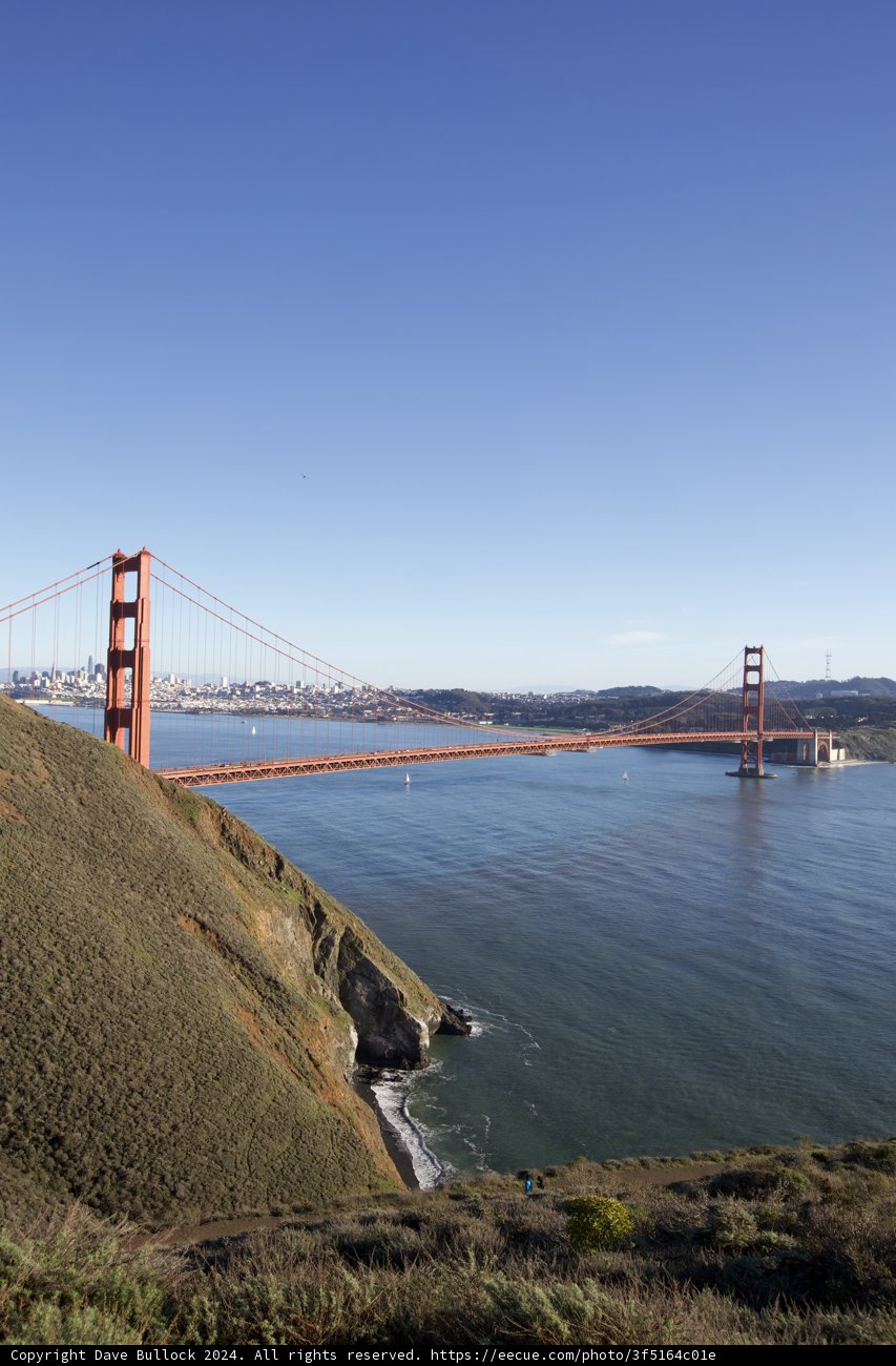 Majestic Golden Gate Bridge Under the Blue Sky