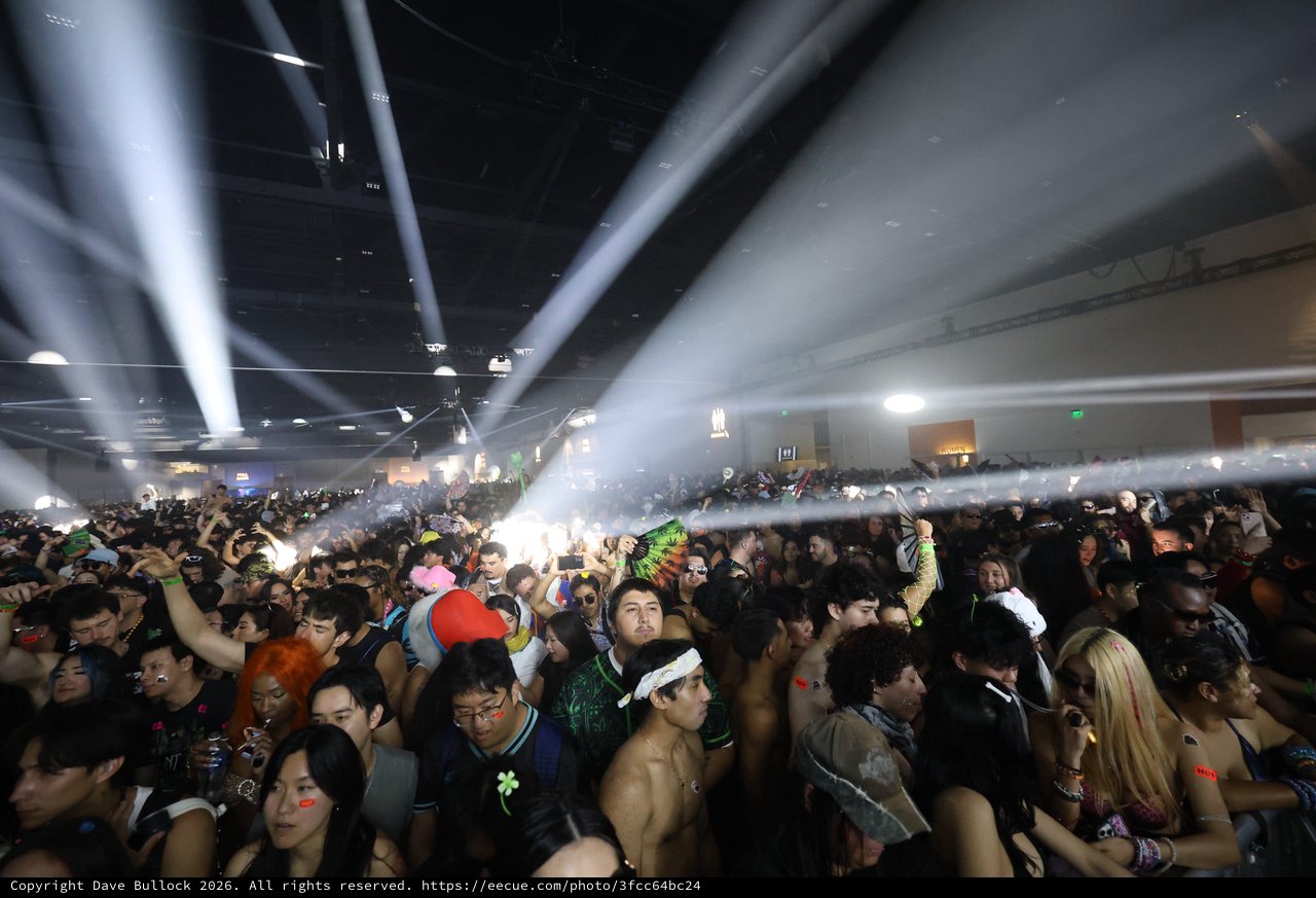 Massive Indoor Crowd Surges at Wobbleland 2026