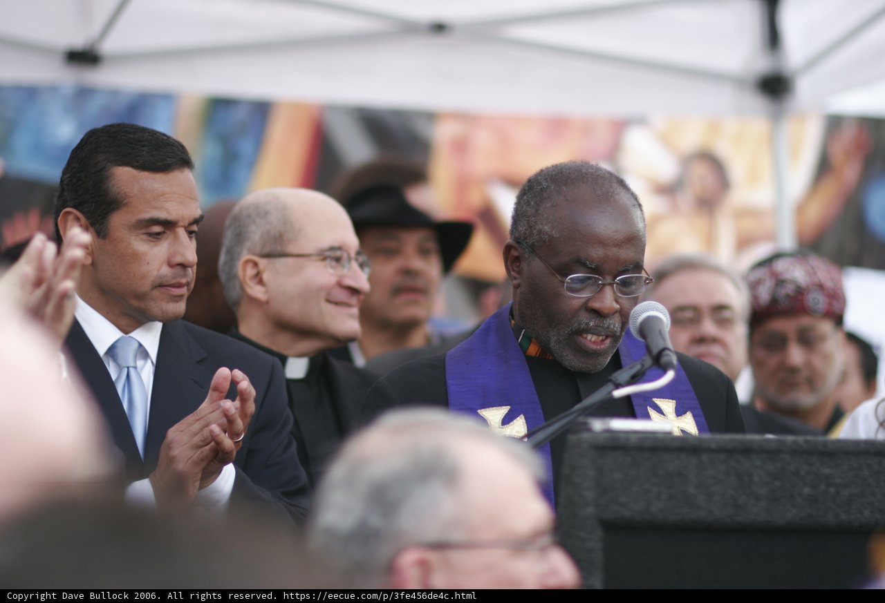 Antonio Villaraigosa delivers a speech at a conference