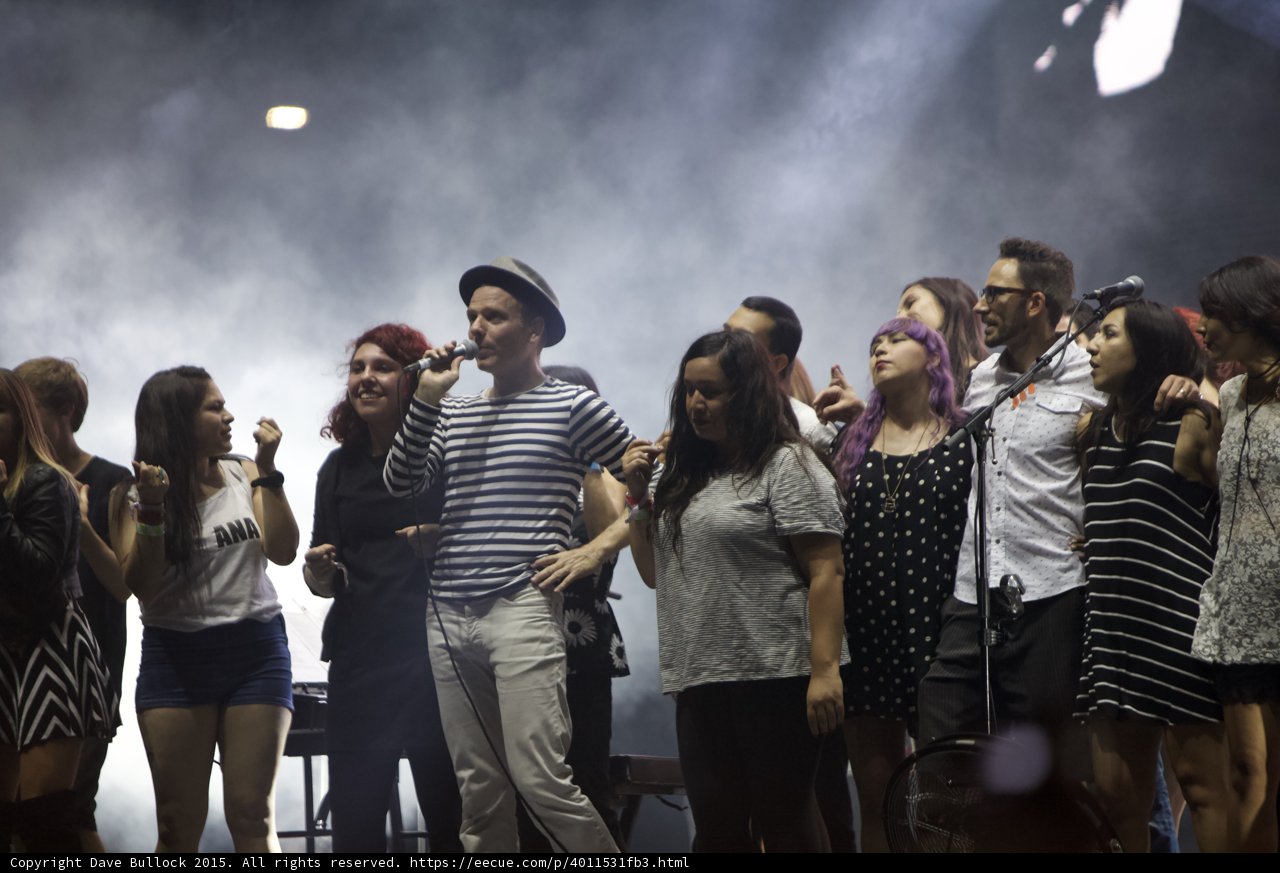 Belle and Sebastian Stuart Murdoch Fans Dancing Stage ANA Tank Red Hair Purple Hair Polka Dots