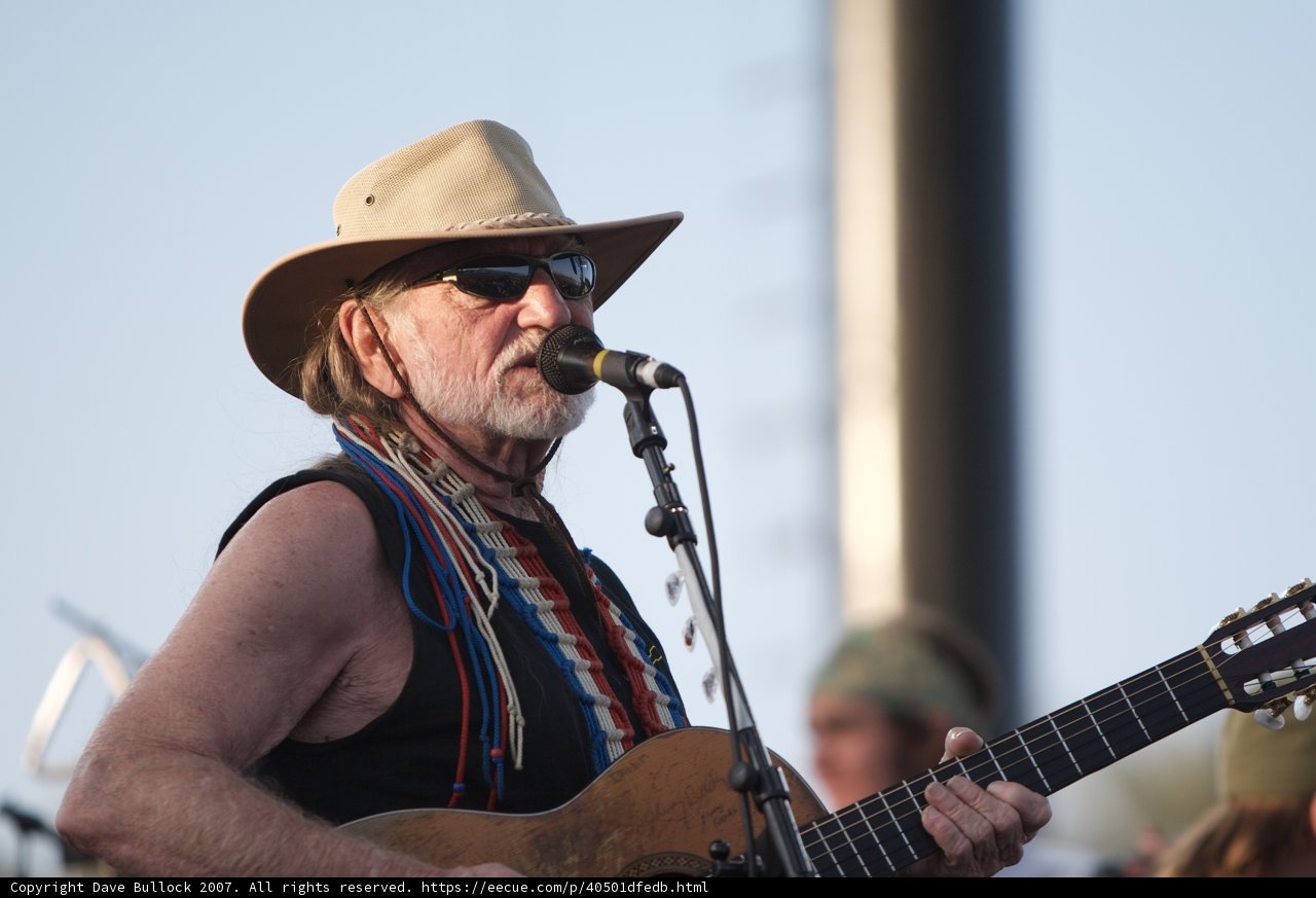 Willie Nelson Serenades the Crowd