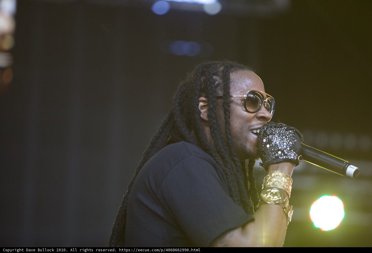 2 Chainz Rocks the Stage with his Signature Look