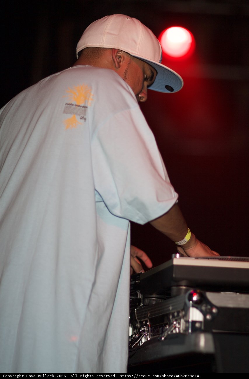 The Entertainer in White Hat