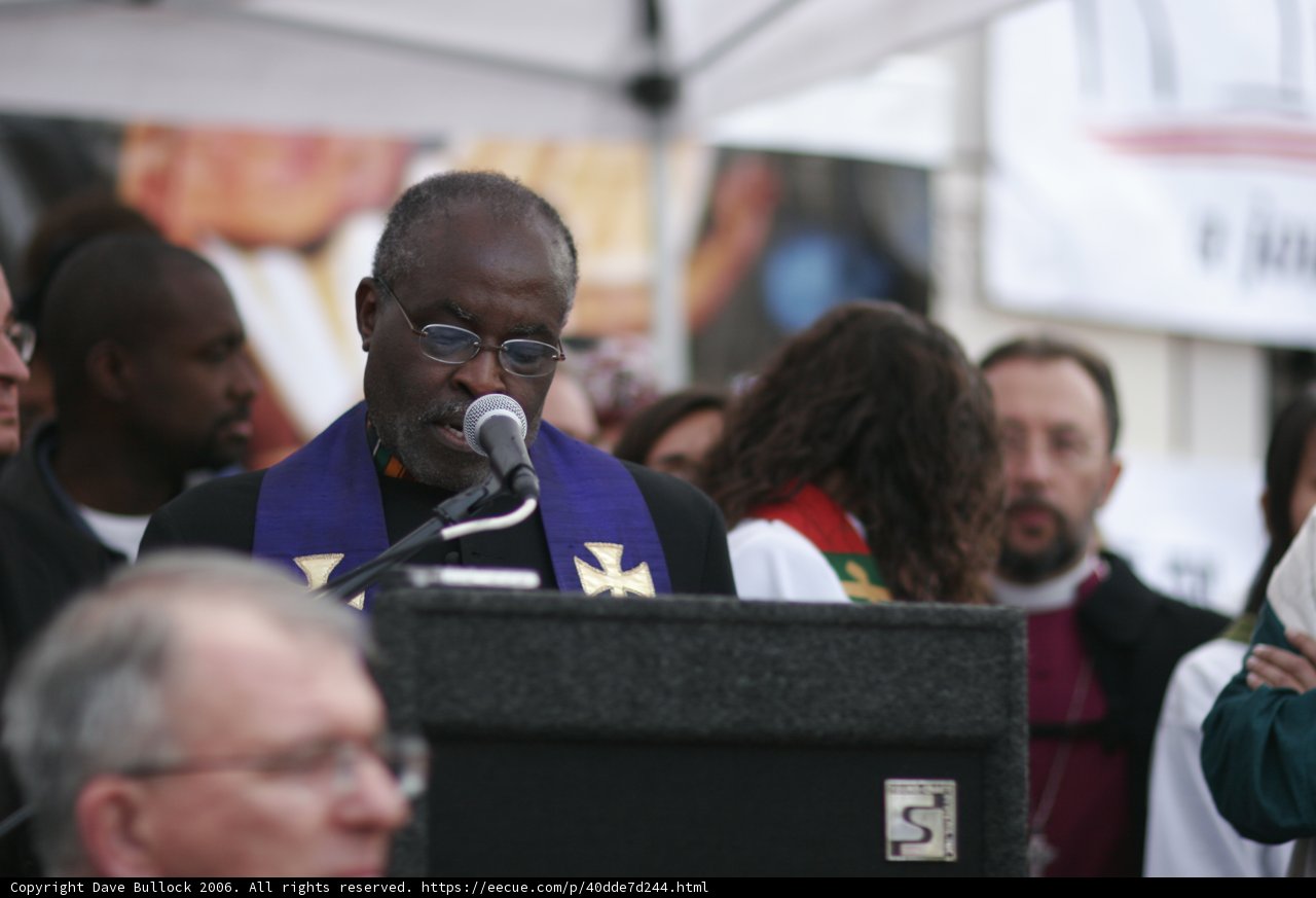 Abdourahamane Soilihi addressing a crowd