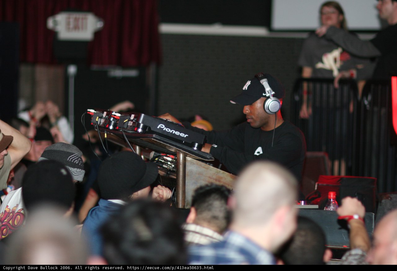 DJ Set Entertains Urban Crowd at Concert