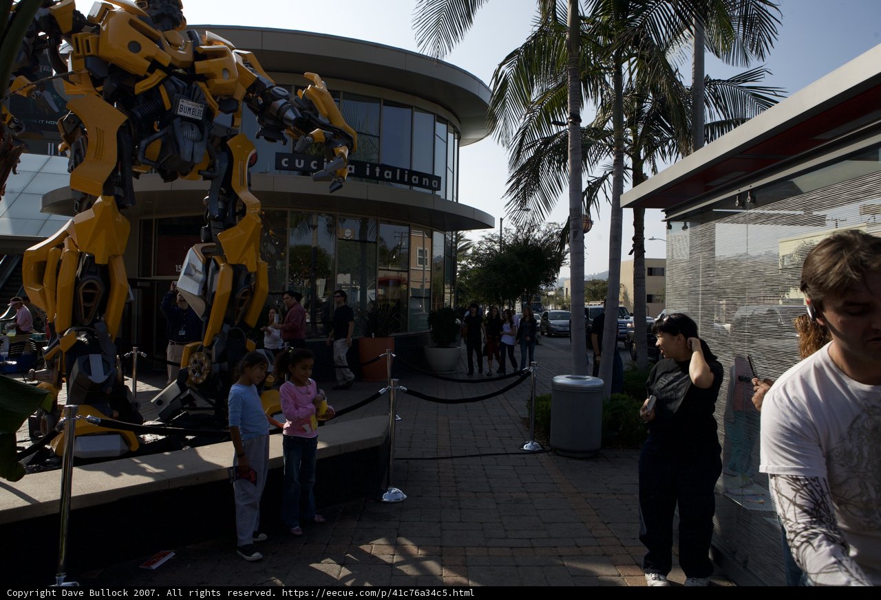 The Giant Yellow Robot of the City