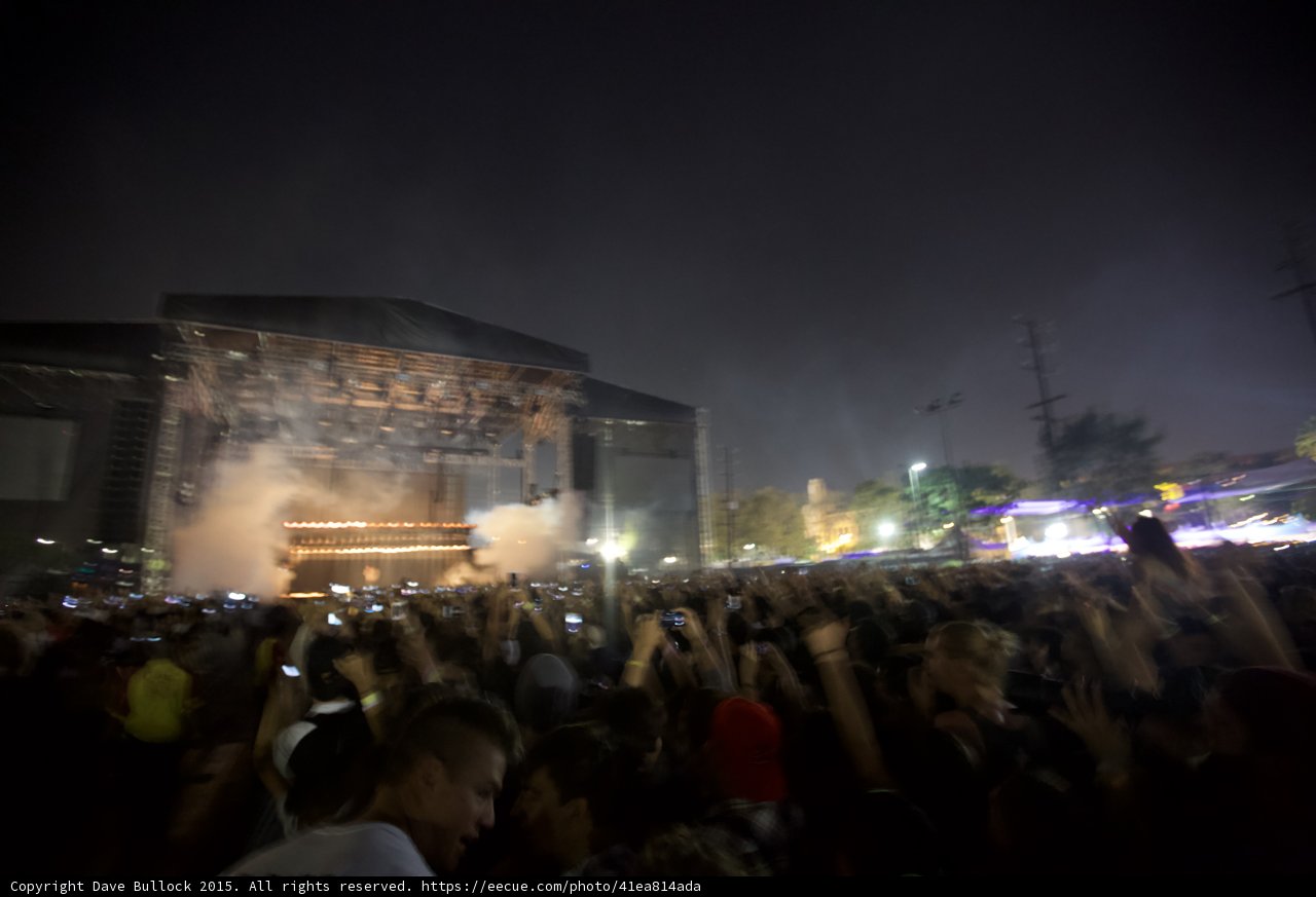 Crowd Phones at Headliner