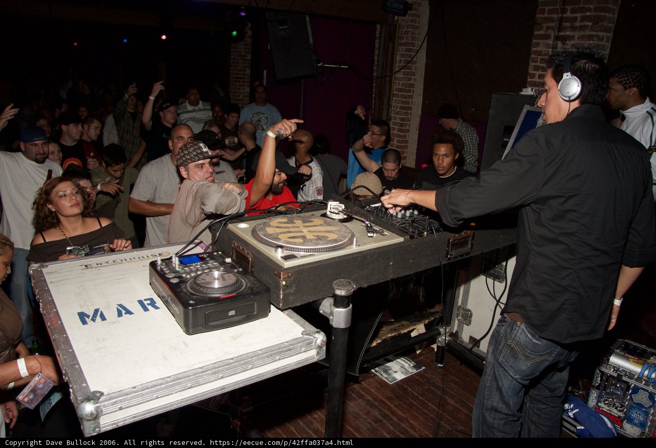 Entertainer electrifies nightclub with music
