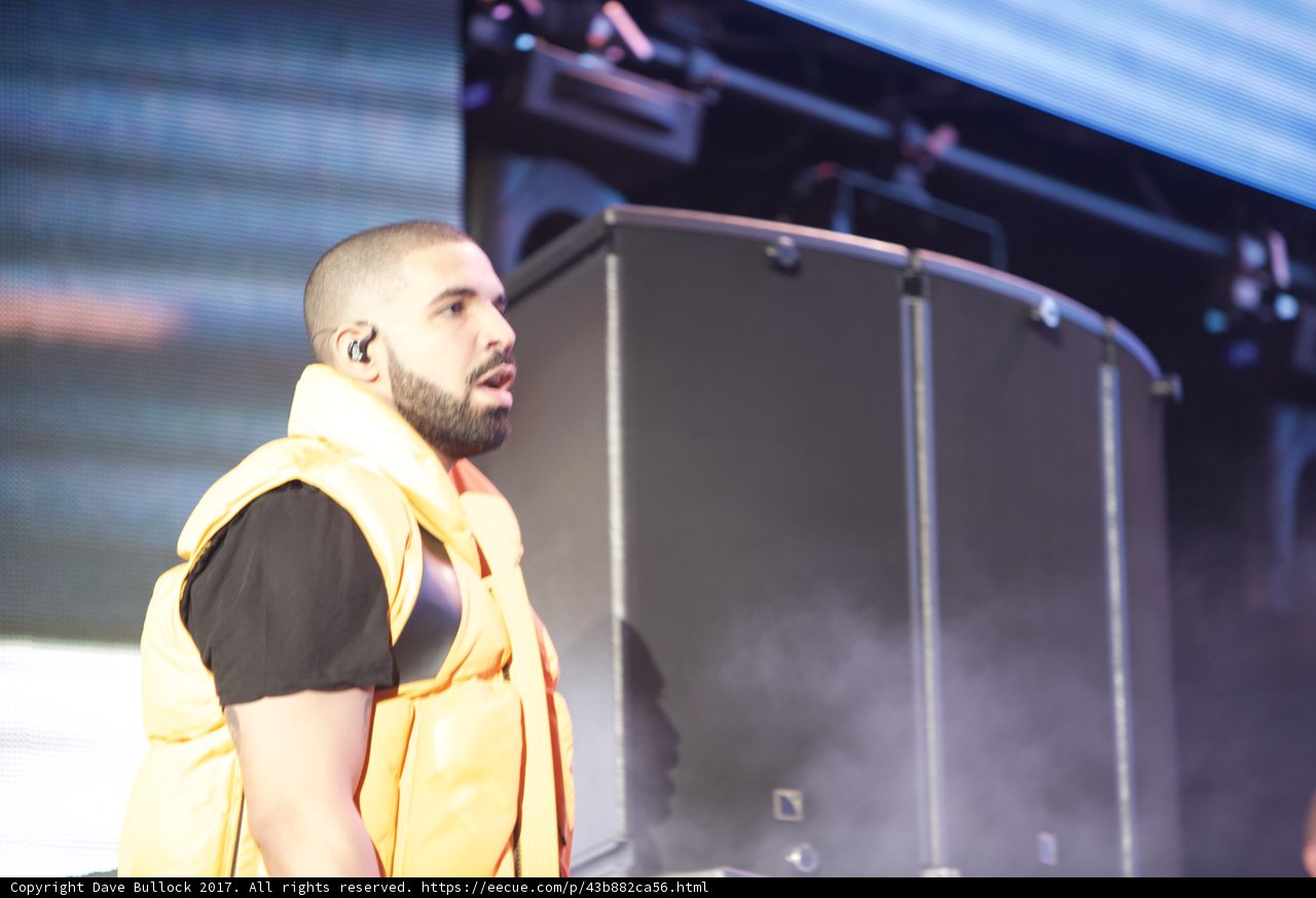 Drake Performs Solo at London's O2 Arena