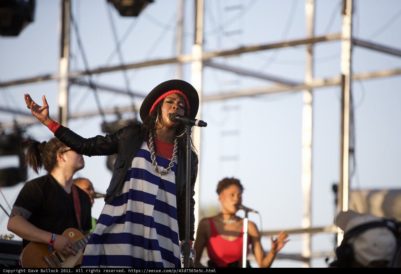 Lauryn Hill Rocks the Stage