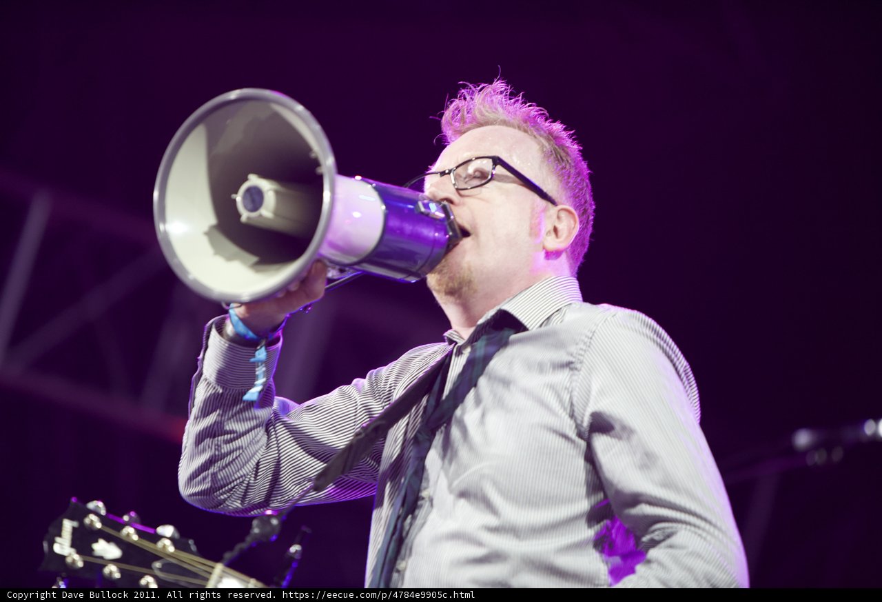 The Clear-Voiced Performer