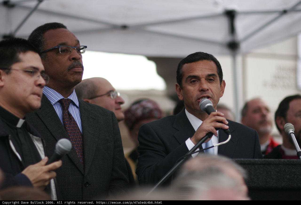 Mayor Antonio Villaraigosa addresses the crowd