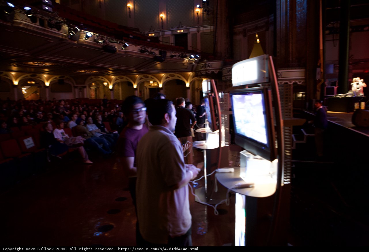 Adi Smolar captivates audience with video game performance