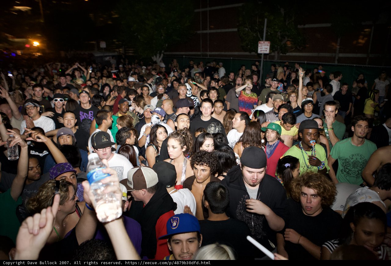 Nocturnal Crowd Cheers on Lu Haojie