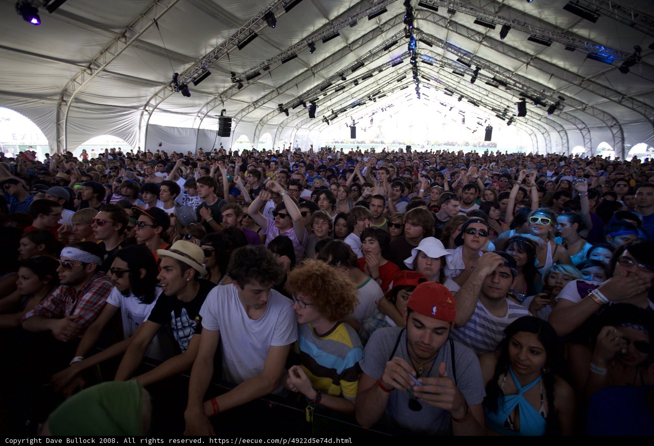 Coachella 2008 Crowd Raises Hands in Unison