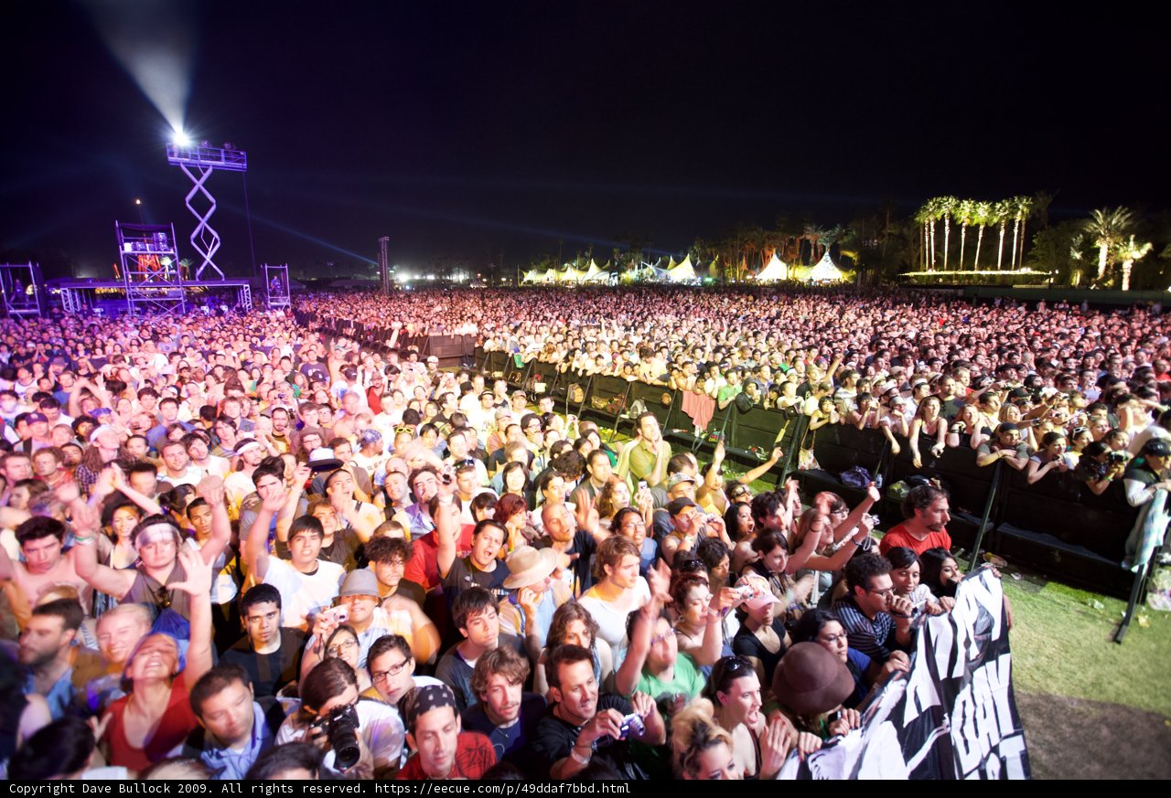 Coachella 2009: A Massive Crowd Enjoys the Music