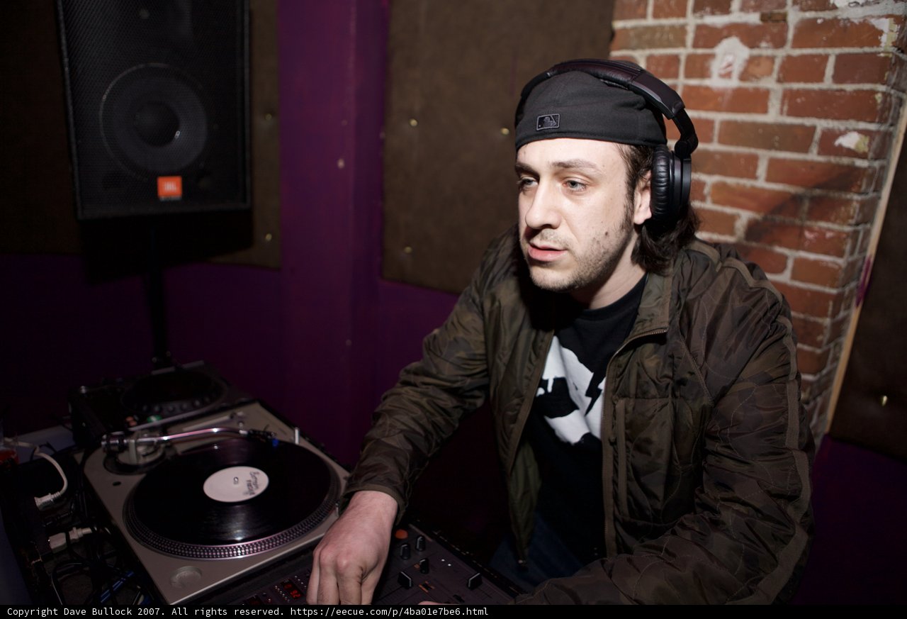 Grooving Deejay