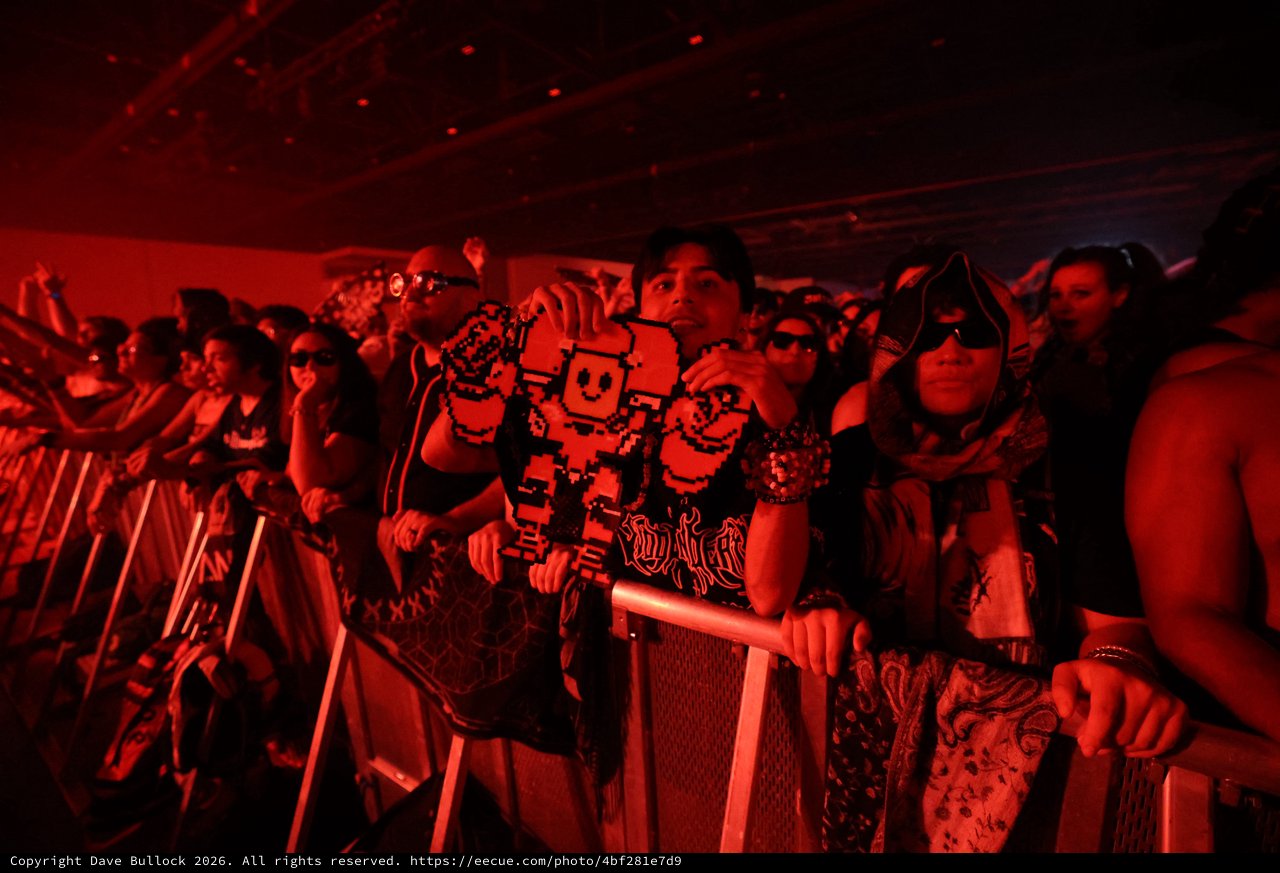 Red-Lit Crowd Surges at Wobbleland Festival 2026