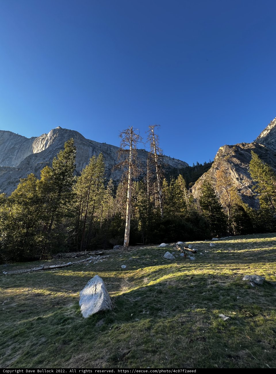 Majestic View of Yosemite's Mountain Range
