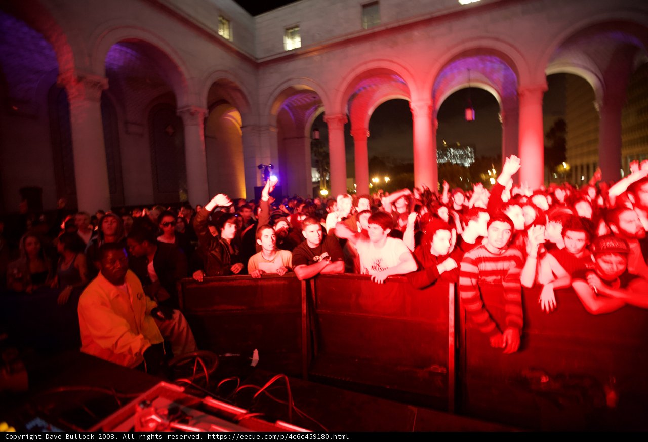 Yan Zibei Gets the Crowd Pumped Up at 2008 Detour Concert