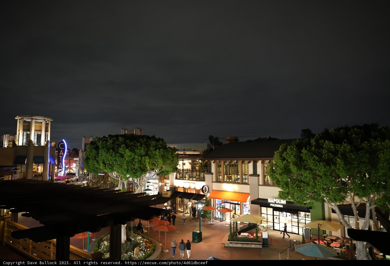 Night-time Scene at the Metropolitan Shopping Center