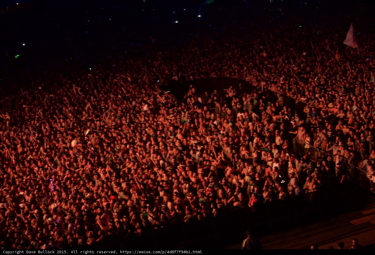 Massive Crowd Gathers for Avraham Fried Concert