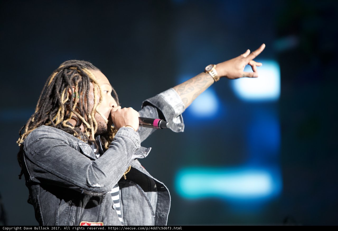 Hands Up, Dreadlocks Flowing: A Captivating Solo Performance